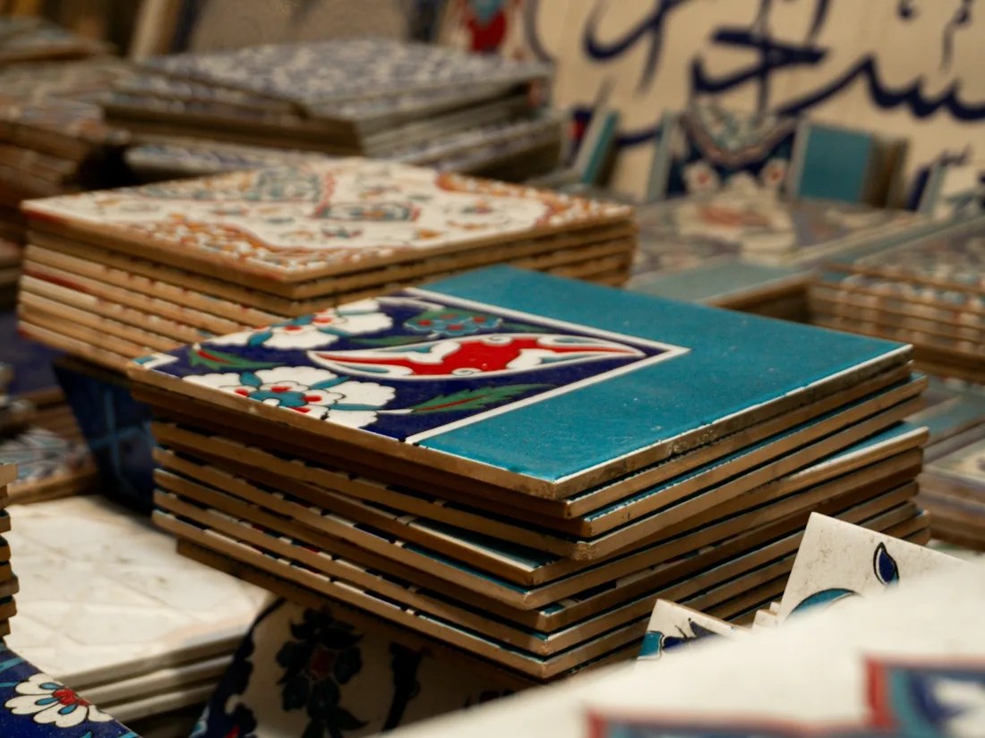Pilas de azulejos cerámicos decorados con motivos geométricos y florales